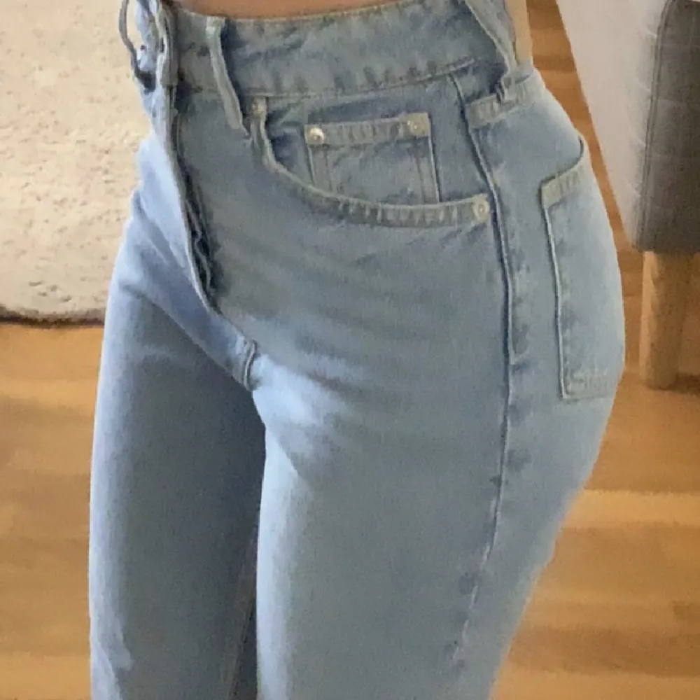 Fina blå hm jeans (båda bilderna är lånad) men det är likadana jeans skriv för fler bilder! Jeansen är i storlek 32 och är i superbra skick och inga deffekter❤️❤️❤️ Dom kosta runt 500-600 men säljer för 200❤️ plus frakt! Pris kan diskuteras vid rimligt pris💞. Jeans & Byxor.