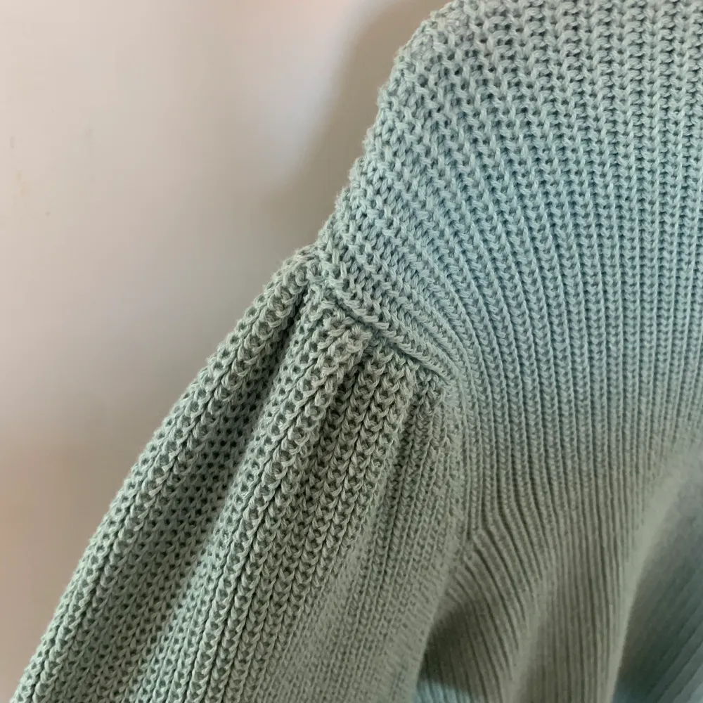Mint grön stickad tröja köpt på Sfera i Teneriffa, använt typ 3 gånger så den är i väldigt bra skick. Den är i storlek L men jag tycker den sitter lite mer som en m/s. Fina detaljer på axlarna 🥰. Stickat.