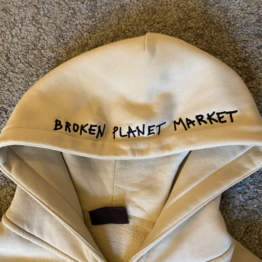 Rare Broken Planet Market Hoodie Off-white/ cream färg Relativt tung hoodie - många detaljer dessutom Minimalt använd - pytteliten fläck på baksidan  TRÖJAN ÄR OVERSIZED och kan passa S/M beroende på hur baggy man vill att den ska vara.. Hoodies.