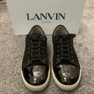 Lanvin  - Lanvin cap toe sneaker svart - Väldigt bra skick - Size 9 passar 43/44 - Box finns och har även orderbekräftelse/digitalt kvitto - 2700 kr, tar emot bud - Skicka meddelande för frågor eller funderingar