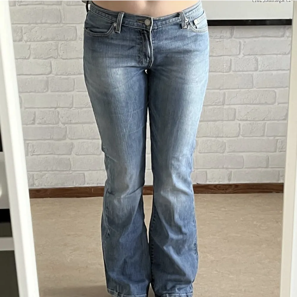 Super snygga jeans som jag köpte på Plick men var tyvärr för stora på mig. Det finns kngen dtorlekslapp på de men den förra ägaren skrev att den passar stl 36. Fråga för egna bilder. Jeans & Byxor.