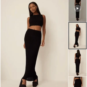 Nakd x Moa Mattsson  - Ett svart sett från NA-KD x Moa Mattsson. I storlek xxs. Helt oanvänt med lapparna kvar. Säljer pågrund av köpt i två storlekar. Både topp och kjol för 500kr 💕