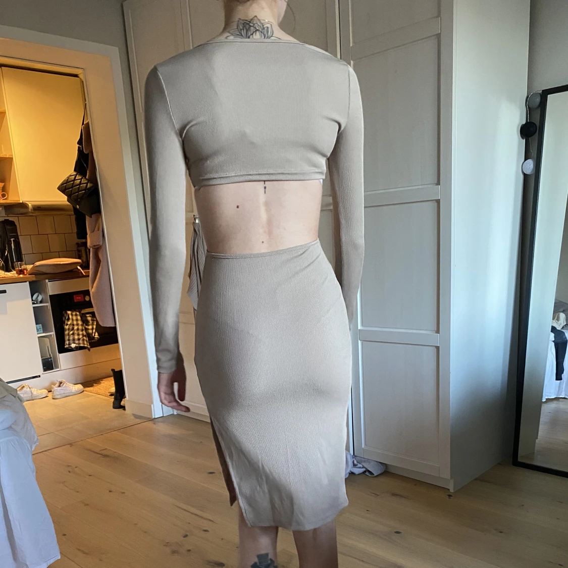 Beige halvlång klänning - 90