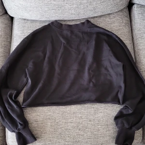 Croppad sweatshirt - H&M DIVIDED Tjocktröja magtröja Långärmad Svart. Nästan oanvänd bra skick 