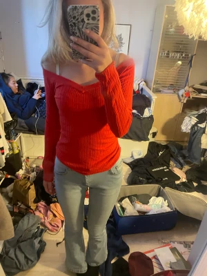 Långärmad v-ringad - ”Randig” i tyget som är v-ringad och väldigt mjuk