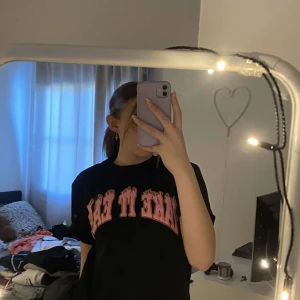 T shirt  - Take it easy t shirt från bershka , jätte bra skick och knappt använd! Sitter bra på M och oversized på S tror jag! 
