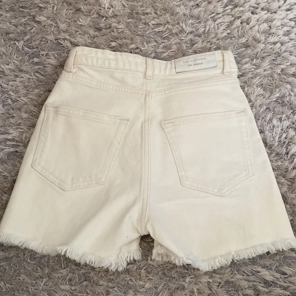 Jag säljer mina helt nya shorts från les coytes de Paris för att de är för små för mig. De är jättefina och är perfekta för sommaren.  Nypris ligger runt 1000kr. Pris kan diskuteras . Shorts.