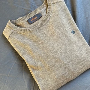 Morris. Storlek L - Här är en riktigt stilig och najs Morris tröja i storlek L. En perfekt tröja att ha en skjorta under eller till och med ha tröjan knuten runt axlarna. Köpt på NK i Sthlm. Kvitto finns.  Nypris 1 299kr