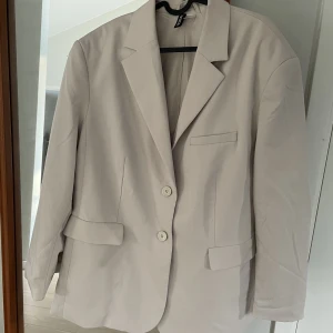 Oversized kavaj  - Beige oversized kavaj, som ny! Endast använd en gång. 