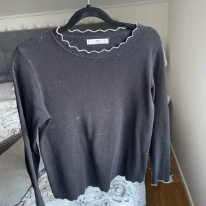Tröja från Mango - Säljer pga att den inte längre kommer till användning. Fint skick bara lite dammig på bilden. Ny pris 300💘