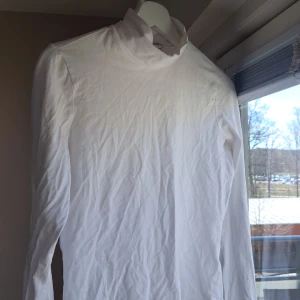 vit polotröja - vit polotröja, funkar perfekt under västar