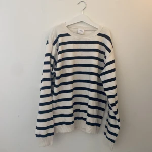 Super fin tröja från zara - Jätte gullig men lite stor för mig 💗den är stickad och tvättas innan köp såklart den sitter som en xs, kan även mötas upp