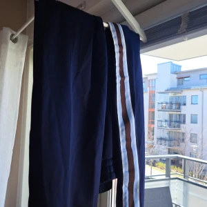 sweatpants från hm - stora sweatpants från hm men snygg rand, jättesköna!