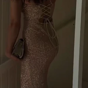 Balklänning - Balklänning, endast använd en gång, passar xs-m. Som ny