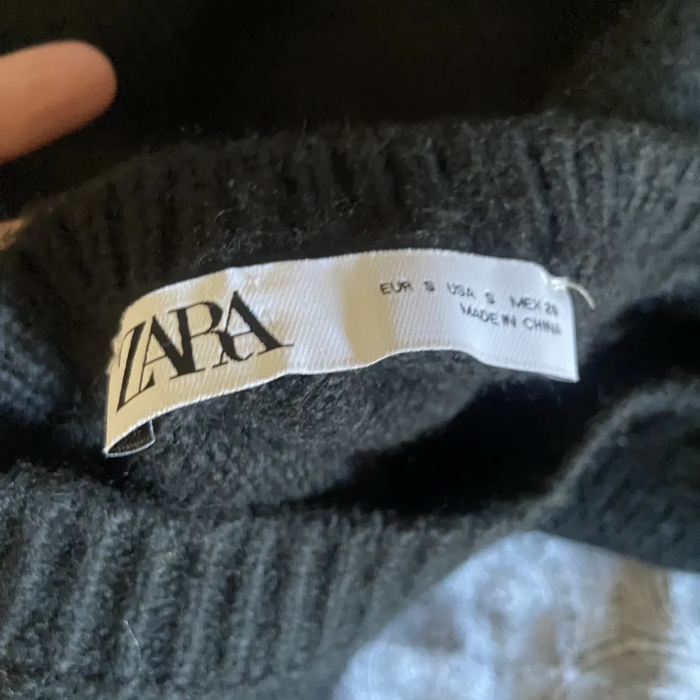 Säljer min helt oanvända tröja från zara då den tyvärr är för liten men ville inte lämna tillbaka den då det tyvärr inte fanns nån i en annan storlek. Säljer för 300kr +frakt❤️. Tröjor & Koftor.