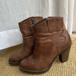 Skin stövlar - Säljer dess så snygga skinn boots. Verkligen perfekta inför våren. De är i storlek 40 och i fint skick ☺️