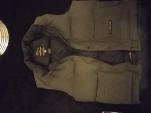 Märkes västar - CG västen 1000kr stl M  Peak västen 600kr stl M  Gant västen 600kr stl M  Alla för 1600kr