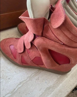 Isabel marant skor  - Isabel marant skor i storlek 39❤️ mitt pris är 1300 , går inte ner i pris för att dem kostar 5200kr nya ❤️ frakt kostar 109kr om ni vill mötas upp måste ni betala hälften innan för att jag har blivit lurad många gånger ❤️💕🌟 dem är självklart äkta 👌
