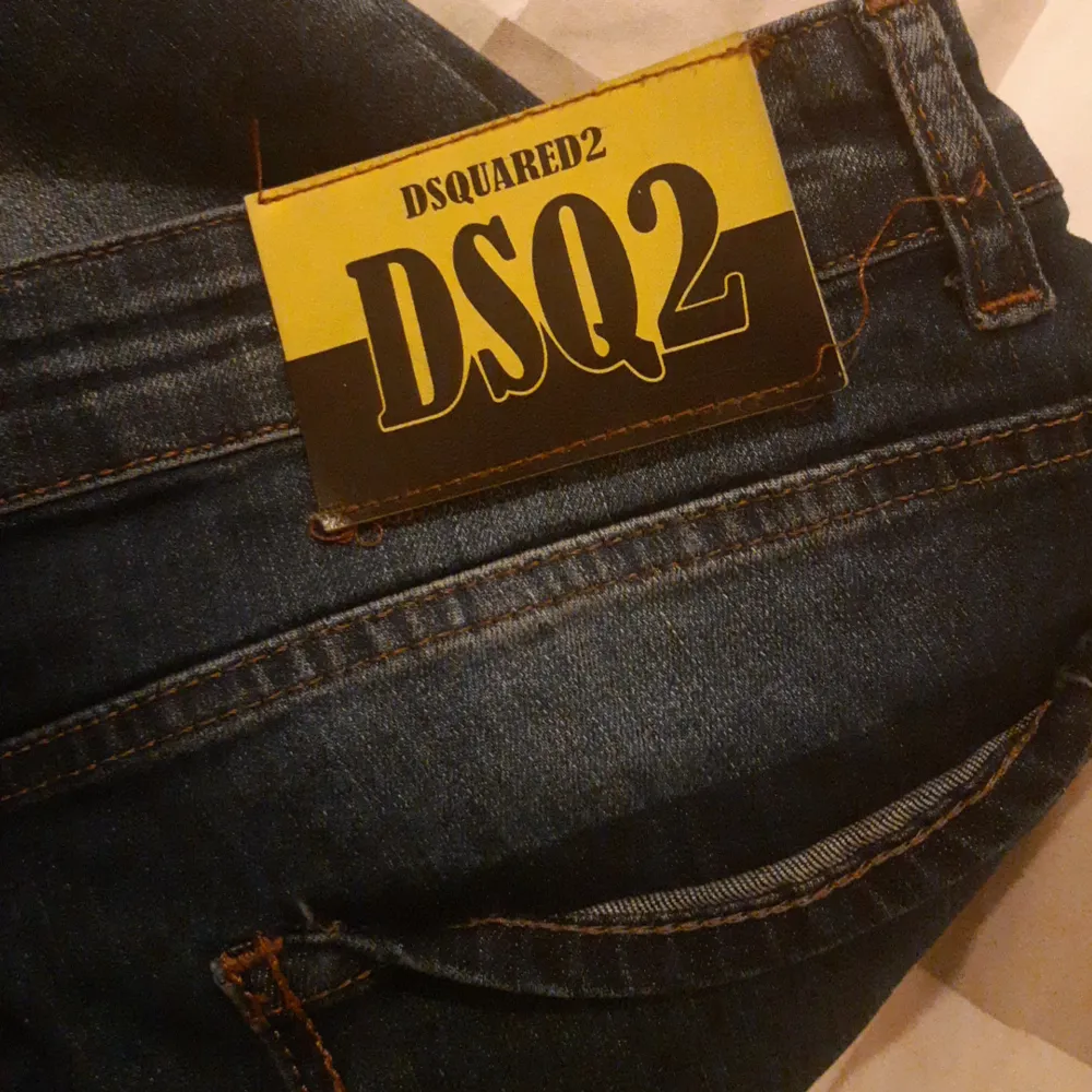 Ett par jeans i bra skick som är gjorda i Italien. Har lagomt med stretch så att man kan justera passformen. Något av de mer lyxigare alternativen från DSQ2. Jag är 170 cm lång och de passade perfekt och var bekävma. Priset går att förhandla . Jeans & Byxor.