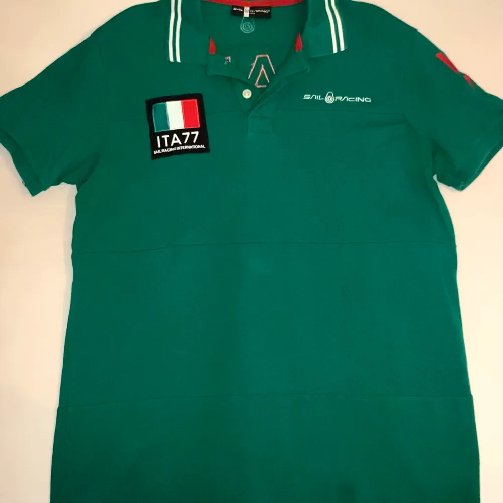 Grön Sail Racing Italien Herr pikétröja.  ITA77 Sail Racing International (Original pris 800kr) pris kan diskuteras. . T-shirts.