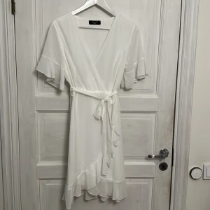 Studentklänning  - Helt ny och oanvänd studentklänning från bubbleroom. Nypris 500