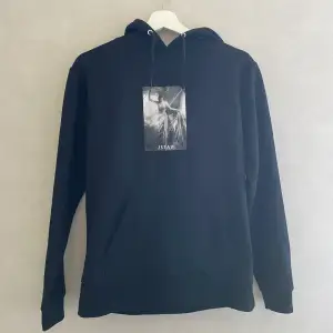 Säljer denna hoodie från STAY. Använd en del men i ett fint skick! 