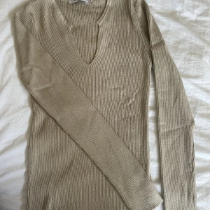 Ribbstickad topp  - Ribbstickad topp i nyskick då den endast är testad. 