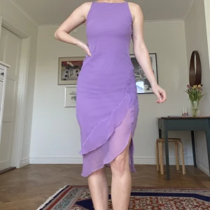 Volangklänning lavendel - Storlek 36-38. Meshtyg, volanger nedtill. Köpt i Frankrike.