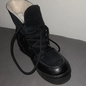 Snygga vinter skor - Skit snygga och passar till allt. Säljer pågrund av att de inte passar mig längre. De har väldigt varm ull innuti och hållef fötterna varma om vintern