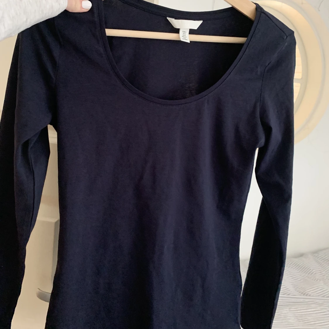 Mörkblå tajt tröja