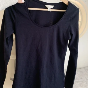 Mörkblå tajt tröja - Superfin tajt tröja från hm💕 Den är aldrig använd!!