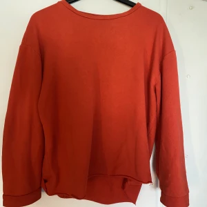 Oversized röd sweatshirt - Superfin röd sweatshirt i storlek S men funkar på mig som är Storlek M. Materialet är lite tunnare så den funkar bra på kyligare sommar och vårdagar till exempel☺️