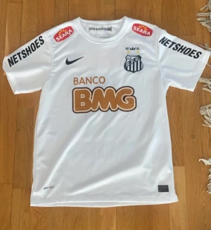 Santos 2011/2012 neymar jr  - Hej jag tänkte sälja min neymar jersey.  Storlek :L  Cond:10/10