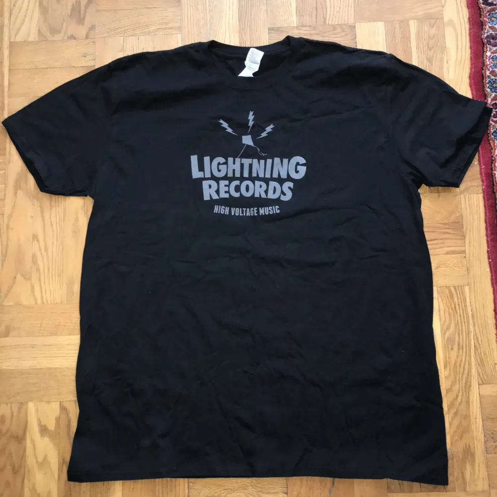 Lightning records är ett skivbolag. Jag e lite osäker på vilka band dem har signeat men de e väl nån rock n roll. T-shirts.
