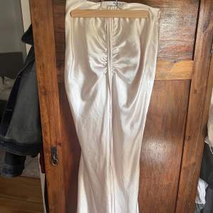 En lång champange-färgad siden kjol från NA-KD🥂superskönt material och jättefin, lite för stor för mig så har bara använt den en gång🥰
