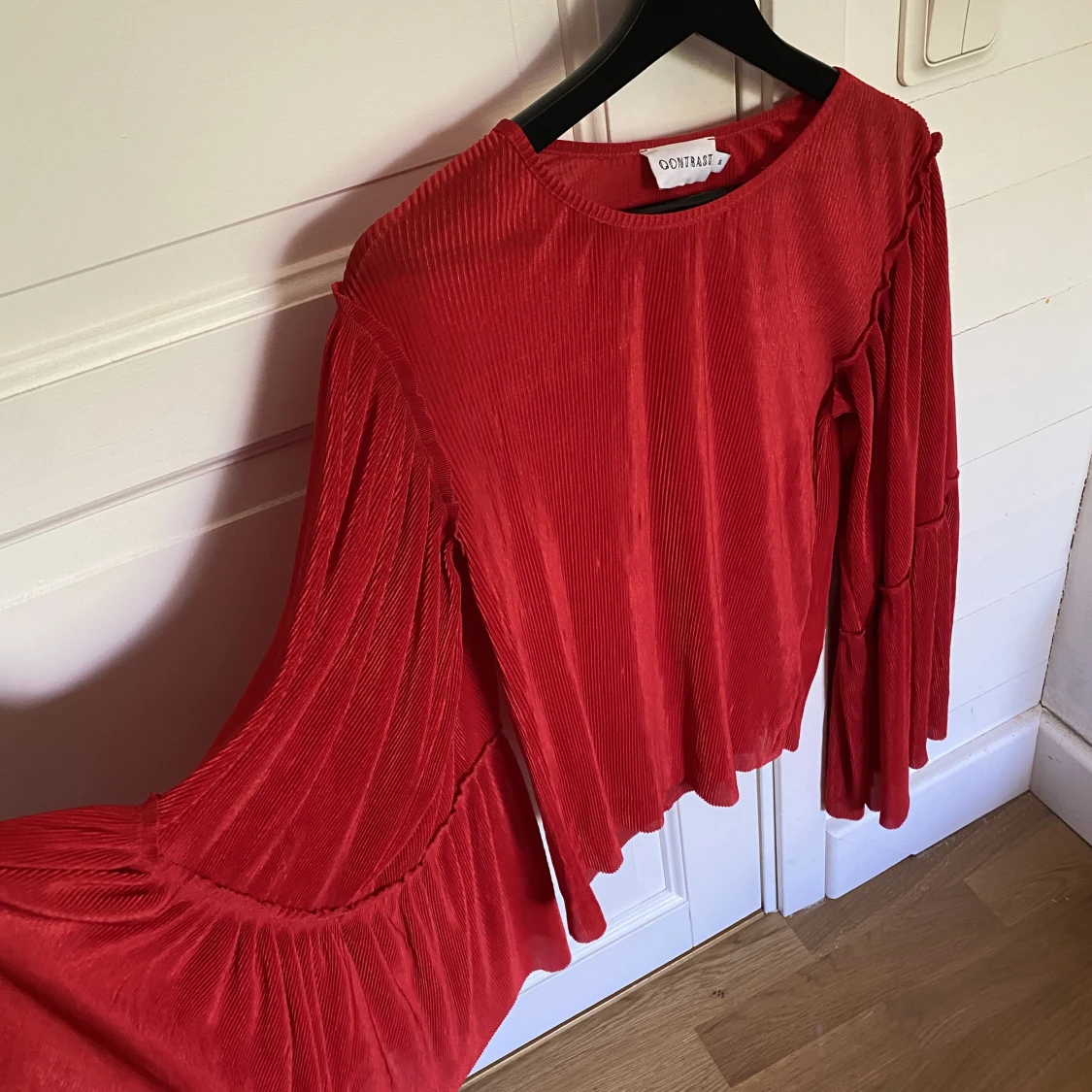 Röd blus med vida ärmar - 90