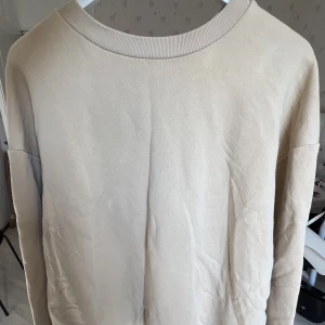 Stor beige sweatshirt - Stor och bekväm sweatshirt. 