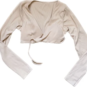 Croppad beige topp - 🤍Köp 4 tröjor för 200kr + FRI FRAKT 🤍 eller 3 för 2 på alla plagg 