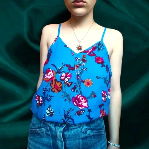 Blå blommigt linne - Blå blommigt linne som passar till sommaren. Om man letar finns tecken på användning men det syns inte på. 