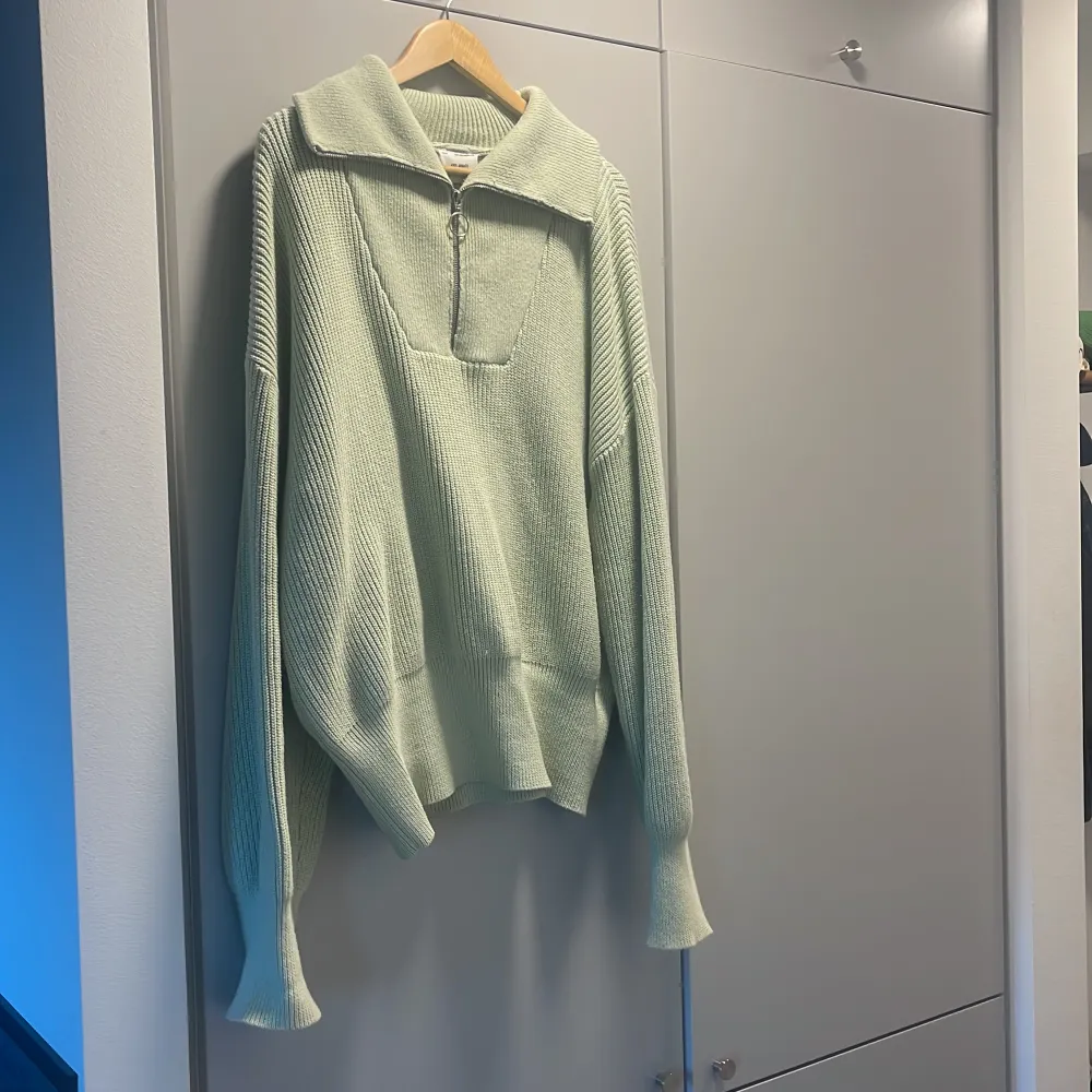 En mintgrön stickad tröja. Använd fåtal gånger. Framgår ej storlek på tröjan men skulle tippa på L.. Tröjor & Koftor.