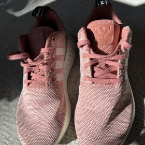 Adidas NMD R2 - Adidas skor i fint skick, sparsamt använda. Mjuka och bekväma med stabil sula. 