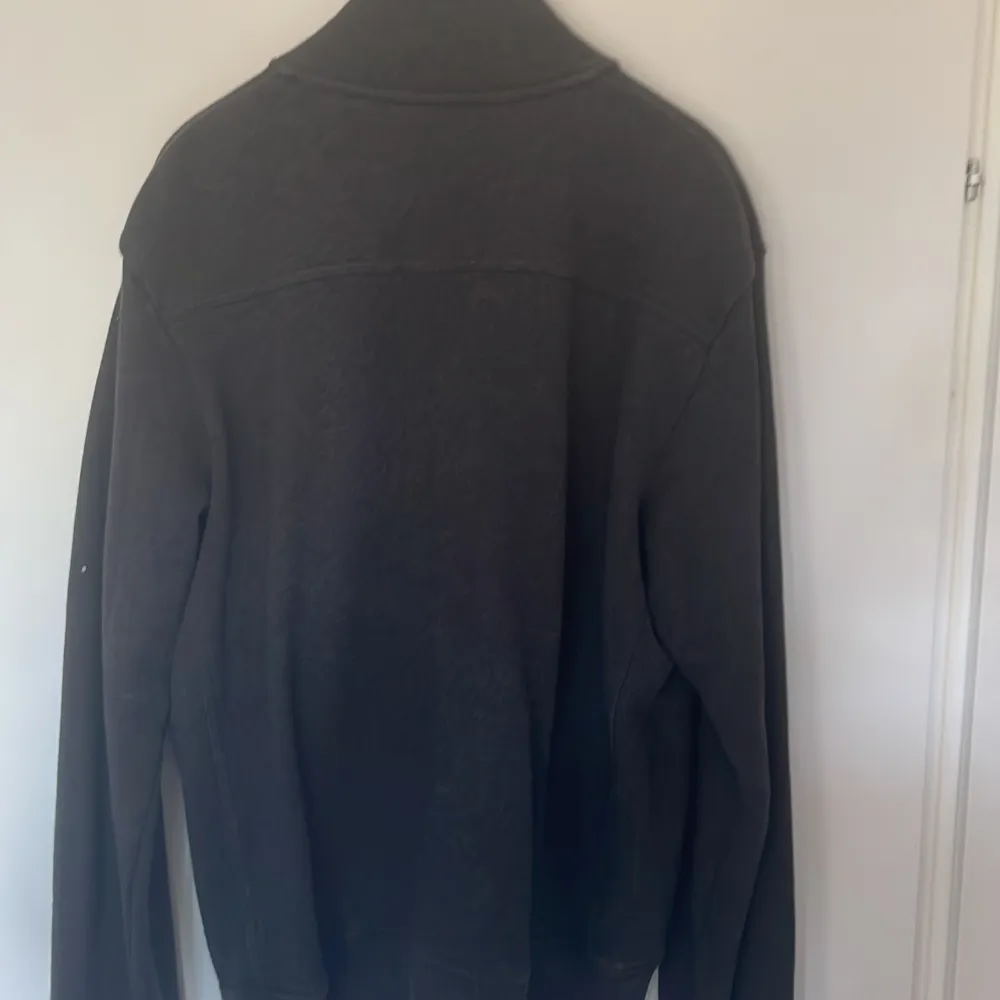 Säljer min Gant zip sweatshirt i storlek M för 400kr. Tröjor & Koftor.