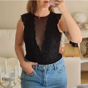 Svart bodysuit - Supersnygg svart mesh/spets body från H&M i stl 34 💗 Endast använd 1 gång. Är i nyskick! 