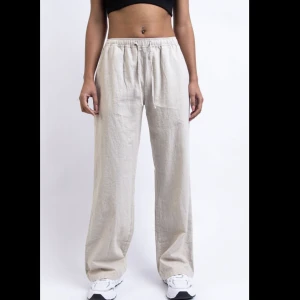 Linnebyxor madlady  - Nästan helt nya linnebyxor från madlady, använda 3 gånger Max. Beige. Storlek XS regular, passar även S 