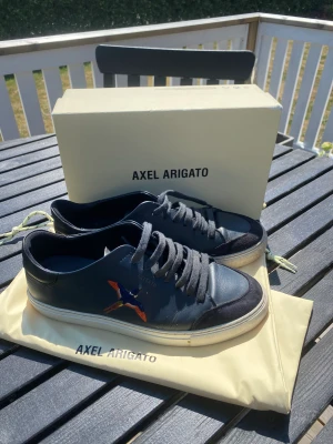 Arigato - Säljer mina arigatos dom är sköna och väldigt snygga. Med köpet så får du med box och påse. Pris går absolut att diskutera.