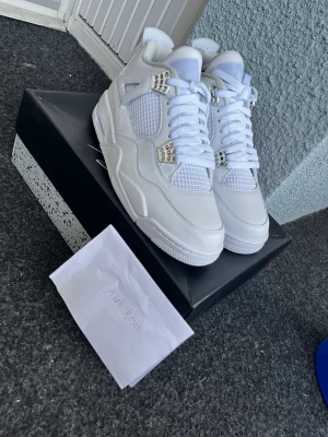 Jordan 4 “Puré Money” - Hej! Säljer mina Jordan 4 puré moneys. Nytt skick, använt dem ca 2-3 gånger inge crease på dem. Tänkte runt 7 tusen för dem då jag köpte dem för 11 tusen. Pris kan diskuteras.