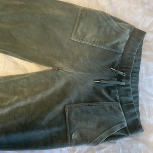 JUICY COUTURE Byxor - Del Ray Classic Velour Pant i färgen ”chinois green” Storlek: L  Sparsamt använda Nypris: 1199