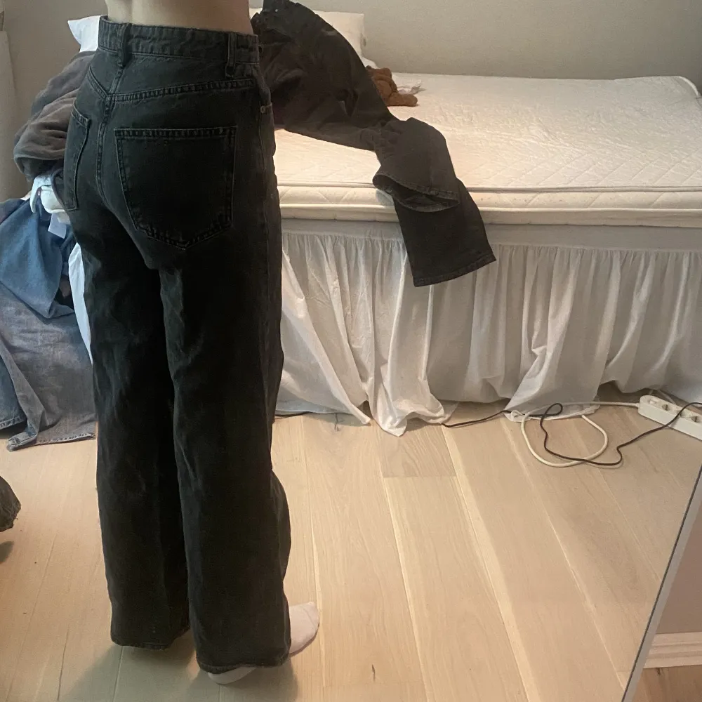 Högmidjade svarta jeans, tyvärr för korta på mig som är 1,75. Frakt tillkommer 💓. Jeans & Byxor.