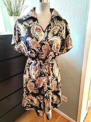 Klänning  - Ny utan prislapp 