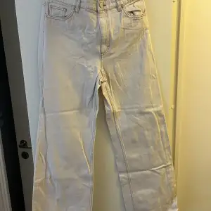 Ett par beige stora jeans från monki som inte alls är använda!! Frakt kostar 89kr